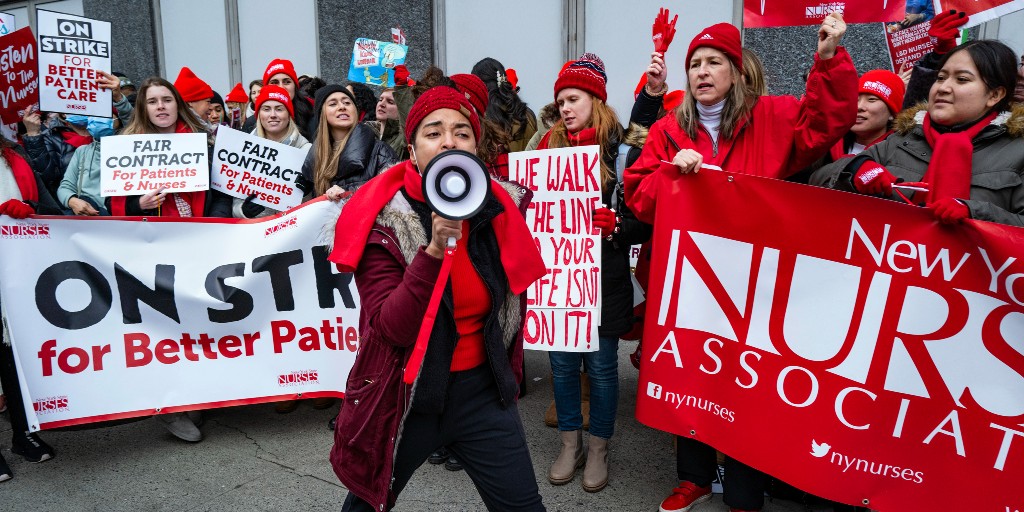 Sjuksköterskor vid två sjukhus i New York gick på måndagen ut i strejk för bättre löner och bättre bemanning meddelar facket New York State Nurses Association.
