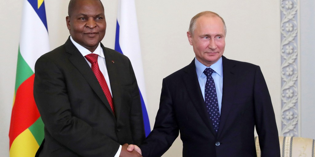 Rysslands president Vladimir Putin skakar hand med Centralafrikanska republikens president Faustin-Archange Touadera i Ryssland 2018.