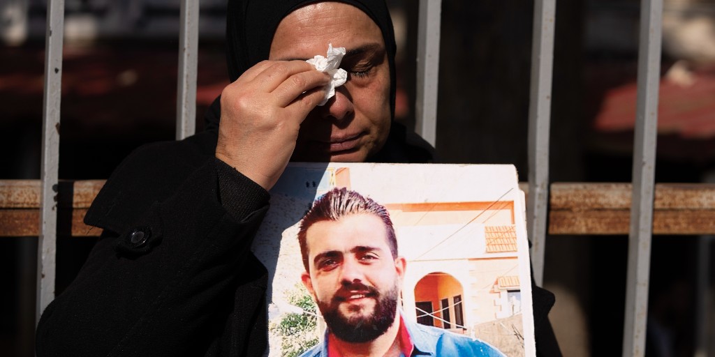 En släkting sörjer ett av offren av Beirutexplosionen i hamnen sommaren 2020.