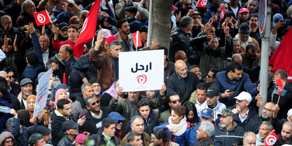 ”Irhal” – lämna – står det på plakatet, samma slagord som skanderads mot auktoritära ledare under den arabiska våren 2011.