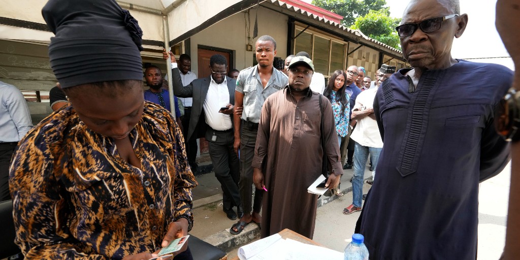 Folk köar för att hämta ut sina röstkort i Lagos i Nigeria inför presidentvalet i februari.