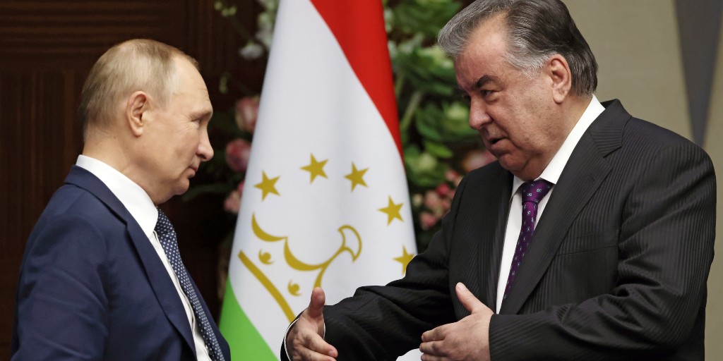 Tadzjikistans president Emomali Rahmon (till höger) har i ett tv-tal meddelat allmänheten att läget för landets kraftstationer är allvarligt på grund av en ihållande köldknäpp.