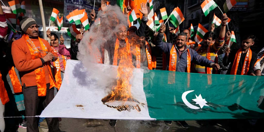 Radikala hindunationalister protesterar mot attackerna i Kashmir på söndagen och måndagen genom att i Jammu bland annat bränna en pakistansk flagga.