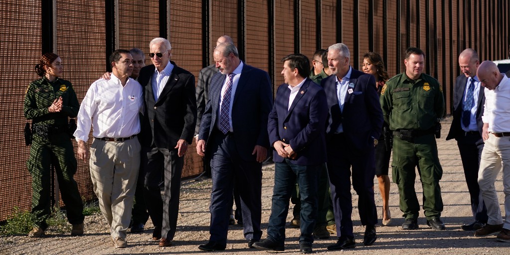 USA:s president besökte gränsen till Mexiko för första gången under sin mandatperiod på söndagen.