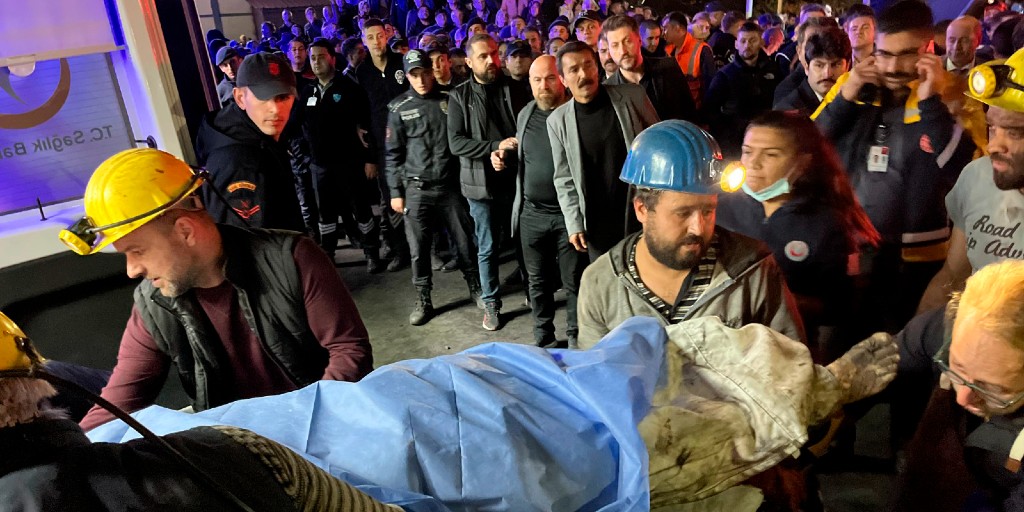 Gruvarbetare bär kroppen av ett av offren efter explosionen i gruvan i Amasra i Bartin som ligger vid Svarta havet i Turkiet.