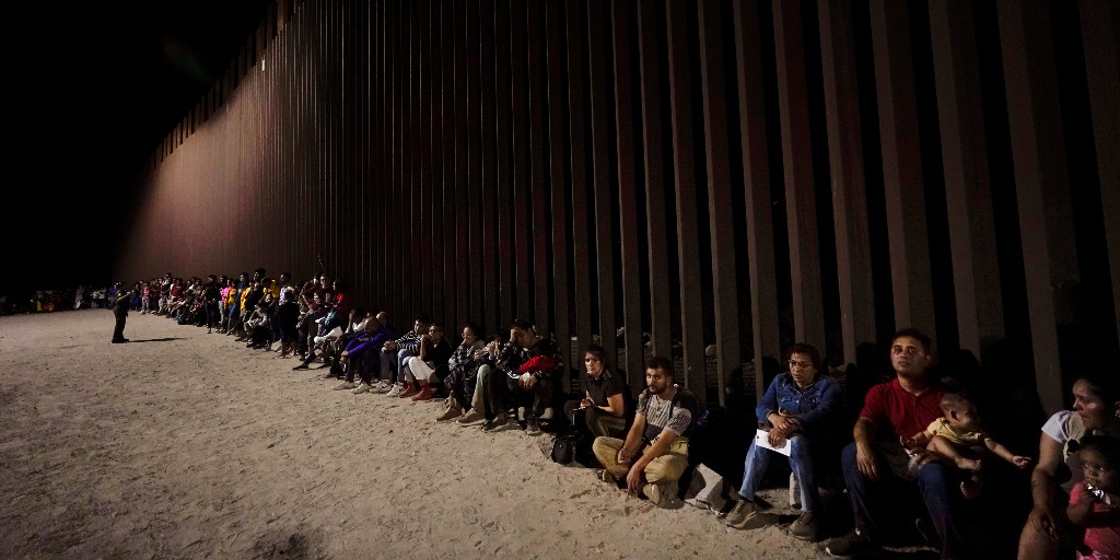 Efter att USA  den 5 januari införde nya invandringsregler strandades tusentals migranter i Mexiko.
