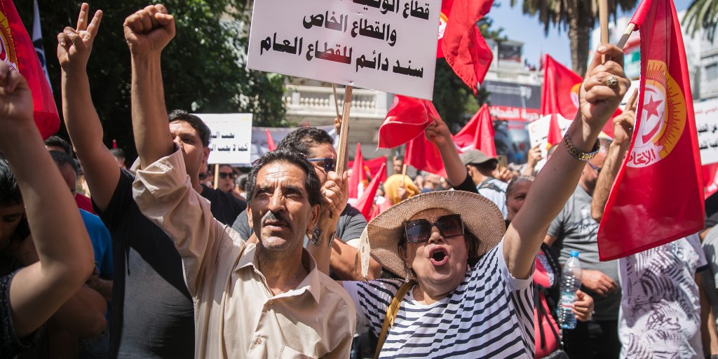 Den tunisiska fackliga centralorganisationen UGTT har uppmanat till omfattande transportstrejk i landet den 25 och 26 januari och på måndagen strejkade bland annat bussförare i Tunis.