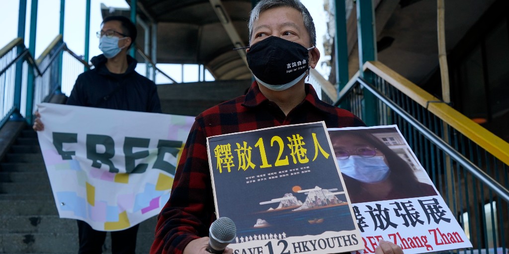 Demokratiaktivister, med  Lee Cheuk-Yan till höger, håller i ett plakat med bild på medborgarjournalisten Zhang Zhan i en protest i Hongkong i december 2020.