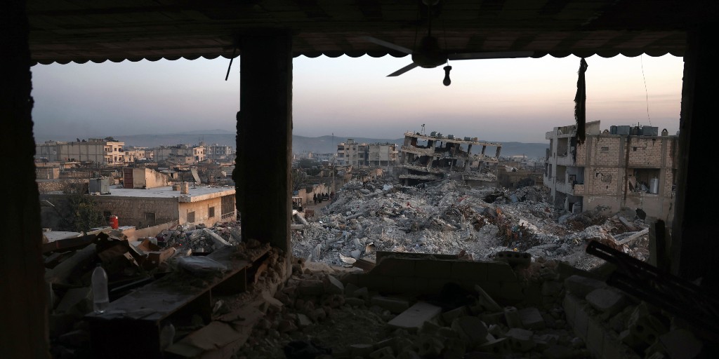 Kollapsade byggnader ses inifrån ett jordbävningsskadat hus i Jinderis i Aleppoprovinsen i Syrien.