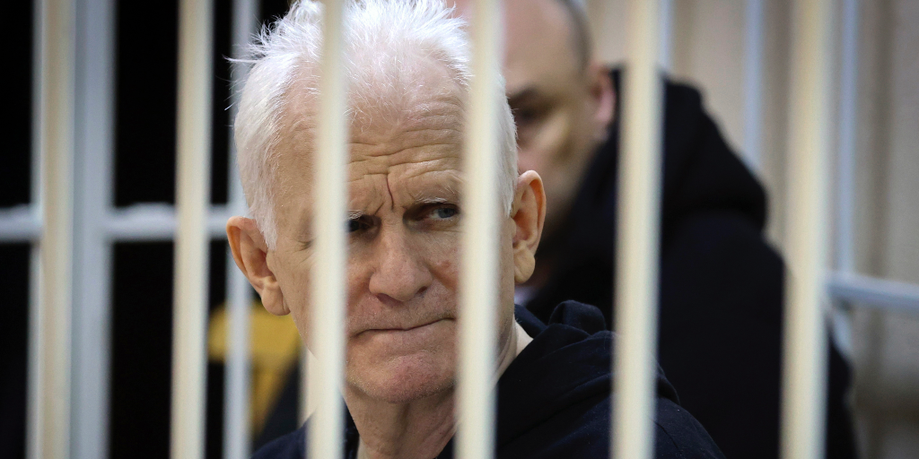 Ales Bjaljatski bakom galler i rättssalen i Minsk den 5 januari.