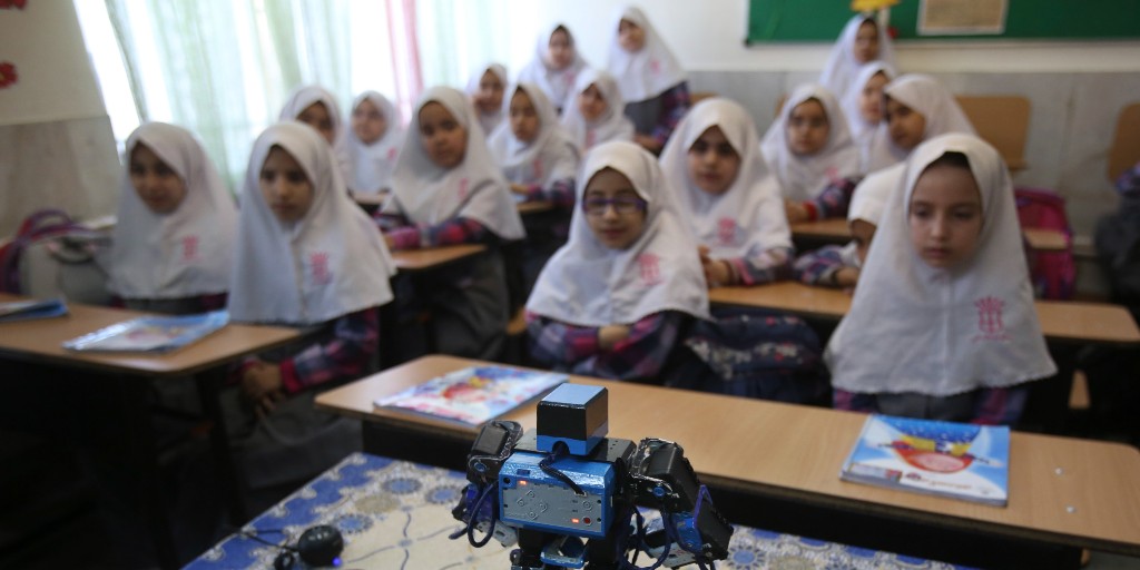 Över 800 flickor uppges ha förgiftats i upp till 30 skolor runt om i Iran.