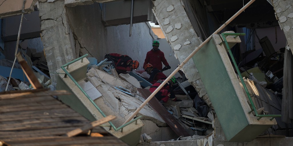 Räddningsarbetare söker efter överlevande i resterna av ett hus i Antakya.