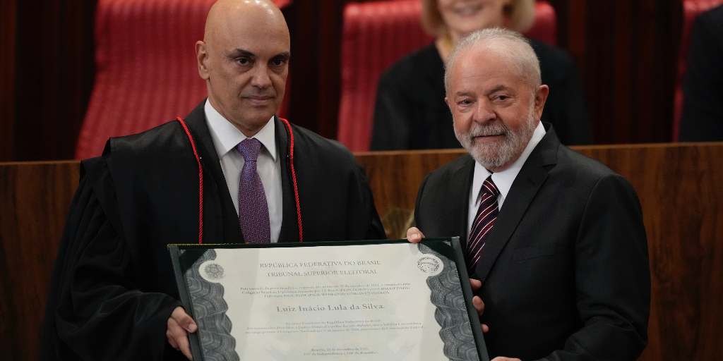 Enligt nya anklagelser mot tidigare presidenten Jair Bolsonaro fanns planer att försöka ”locka fram ett erkännande” från Alexandre de Moraes (till vänster), domare i Brasiliens högsta domstol.