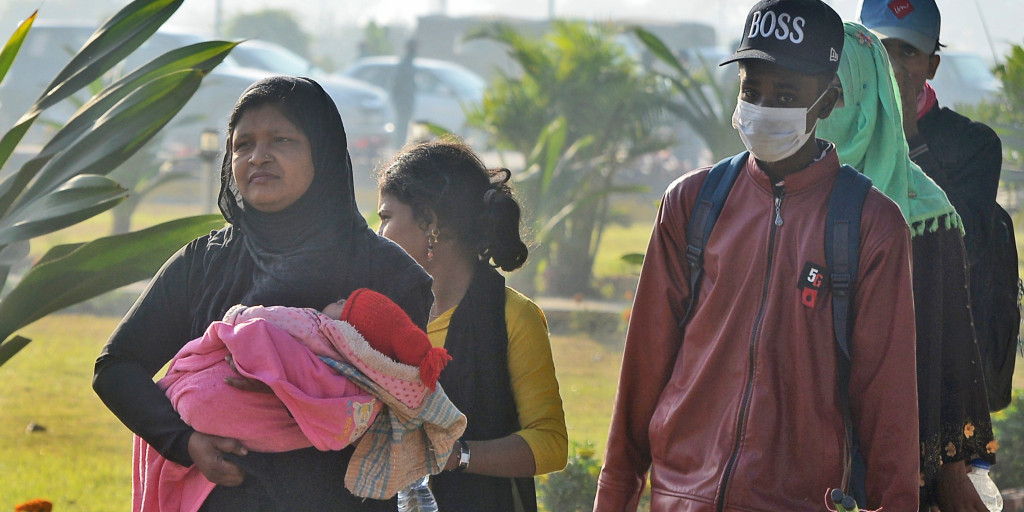 FN skär ner bistånd i form av mat och förnödenheter till den muslimska minoriteten rohingyer som har flytt till Bangladesh.