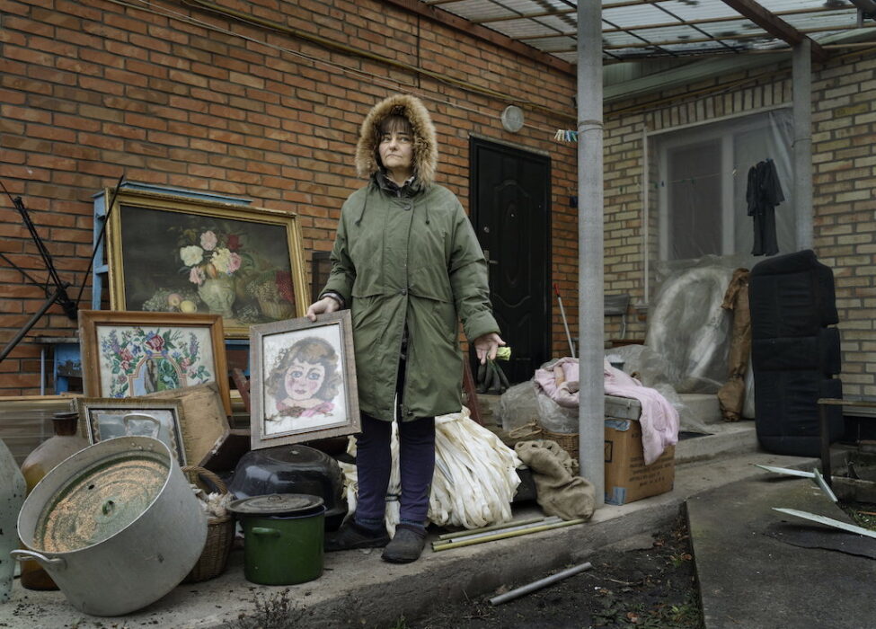 Ukrainska Natalia Perekhzestenko går igenom sina saker i det skadade huset i Butja