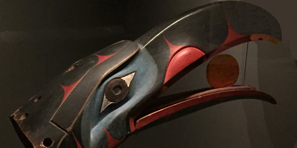 En korpmask i trä och koppar tillhörande ursprungsfolket Nuxalk Nation ses här på Audain Art Musem i British Columbia i Kanada 2016.