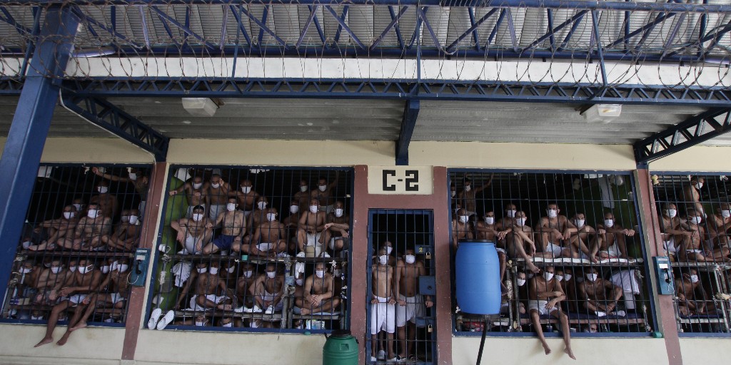 40 000 personer ska kunna inhysas i nybyggda Centro de Confinamiento del Terrorismo (CECOT), ett enormt fängelse i Tecoluca i centrala El Salvador.