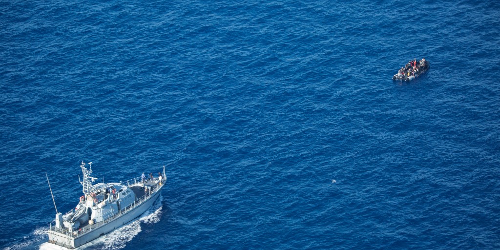 Tidigare i veckan lämnade EU:s kommissionär med ansvar för utvidgning och grannskapspolitik över ännu en båt till den libyska kustbevakningen.
