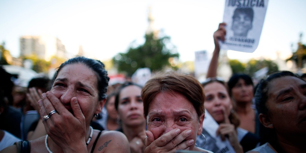 Demonstranter kräver rättvisa för Fernando Baez Sosa utanför Argentinas parlament i februari 2020.