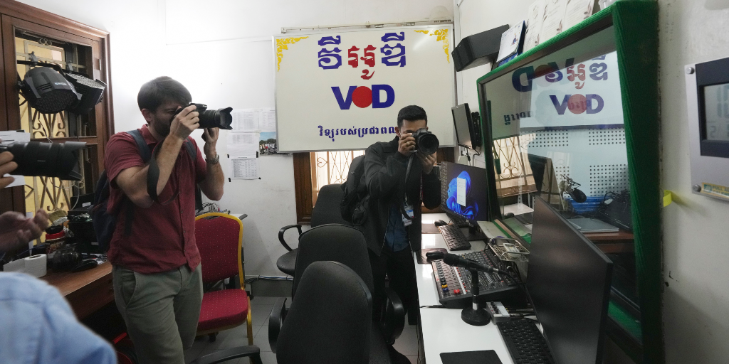 Journalister på redaktionen för Voice of Democracy (VOD) i Kambodja.