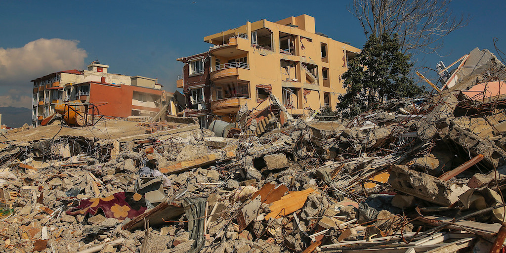 Förstörelse i staden Samandag efter den kraftiga jordbävningen i början av februari.