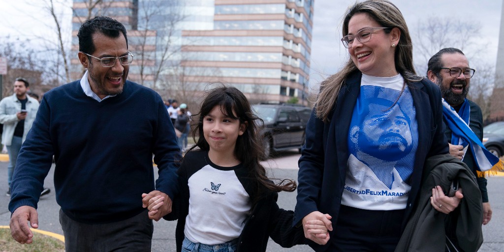 Den tidigare nicaraguanske presidentkandidaten Felix Maradiaga anlände från Nicaragua till Washington i torsdags och ses här med sin dotter Alejandra och fru Berta Valle.