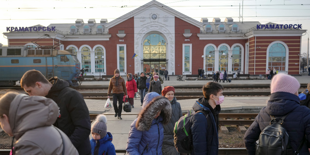 Folk väntar på tåg mot Kiev på tågstationen i Kramatorsk i Donetskregionen ttorsdagen den 24 februari 2022, då Ryssland inledde sitt fullskaliga anfallskrig mot Ukraina.