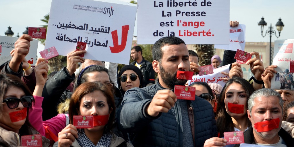 Journalister protesterade under torsdagen mot gripandet av bland annat chefen för radiokanalen Mosaïque, Noureddine Boutar, i måndags.