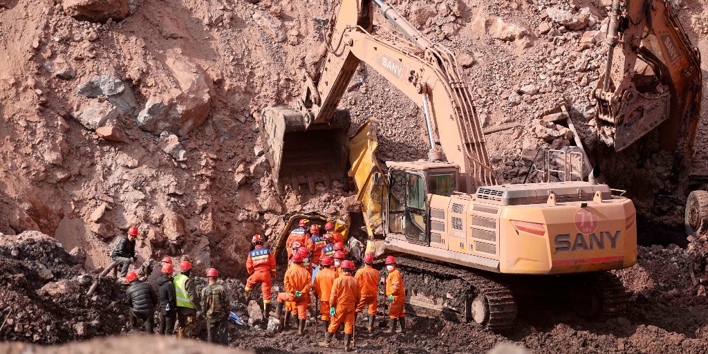 Räddningsarbetare på plats vid gruvan i Inre Mongoliet i förra veckan.