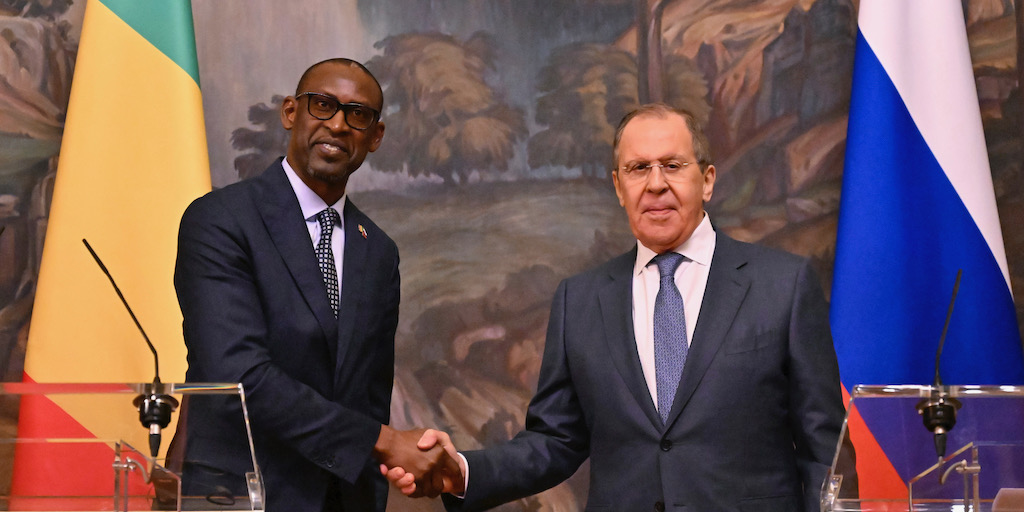 Den ryske utrikesministern Sergej Lavrov  (t h) besöker i början av veckan Mali på nytt.