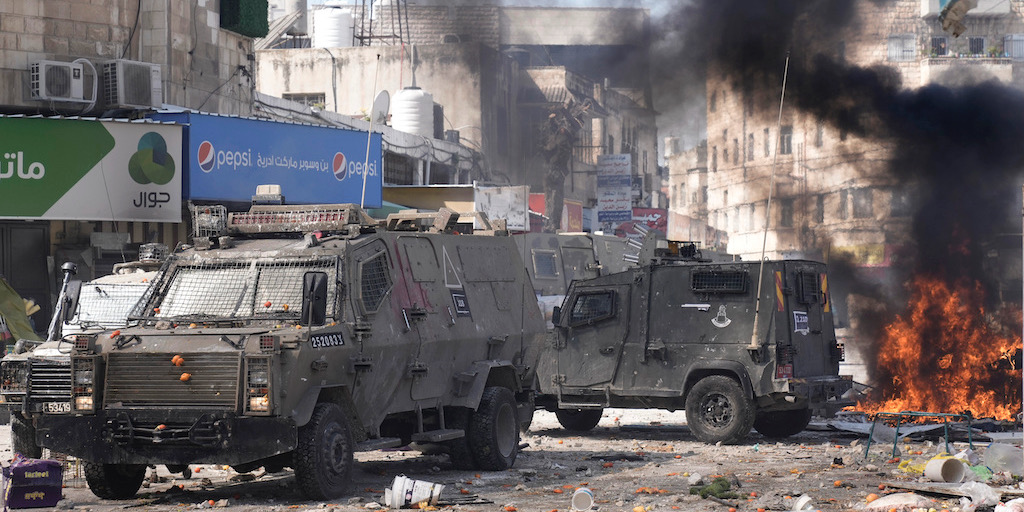 Israelisk militär gjorde en razzia i staden Nablus på Västbanken på onsdagen.