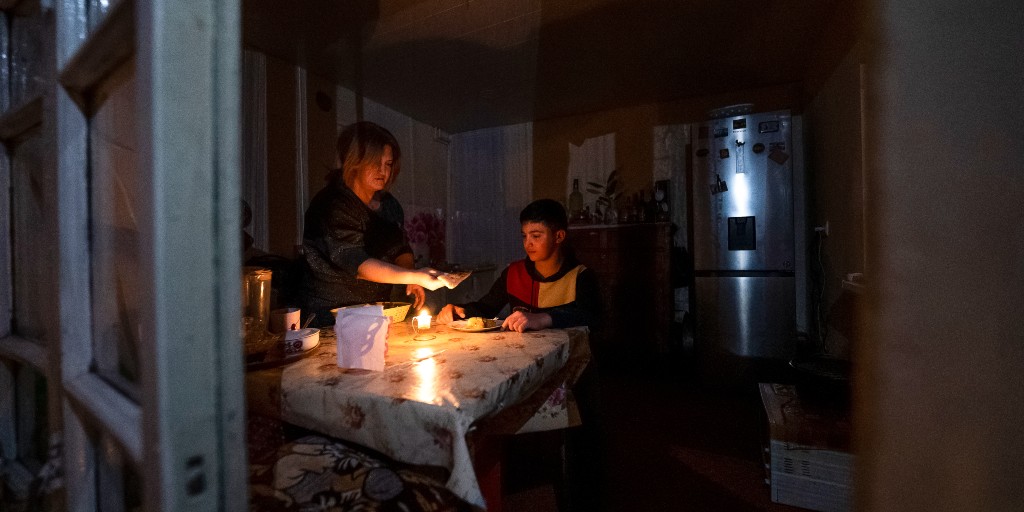 En mamma och hennes son äter middag i Stepanakert, huvudstaden i den separatistiska regionen Nagorno-Karabach där det råder brist på el och förnödenheter på grund av Azerbajdzjans blockad av Latjinkorridoren.