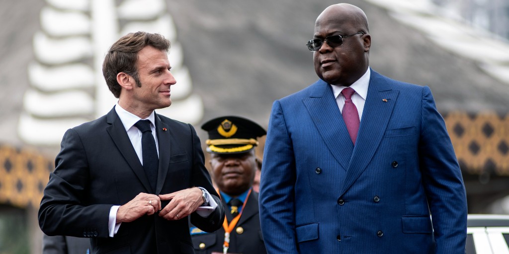 Den franske presidenten Emmanuel Macron (t v) hälsas välkommen av Kongo-Kinshasas president Felix Tshisekedi i Kinshasa i lördags.