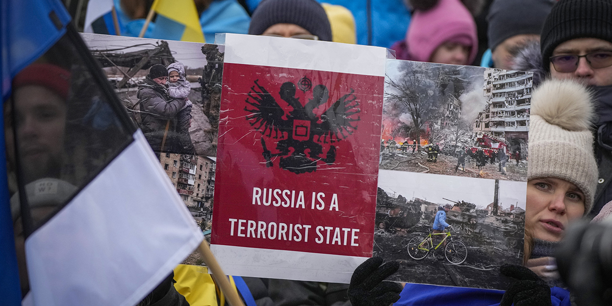 Sergei Grits/AP/TTEster och ukrainare vid en demonstration mot Rysslands krig i Ukraina i Tallinn förra veckan.