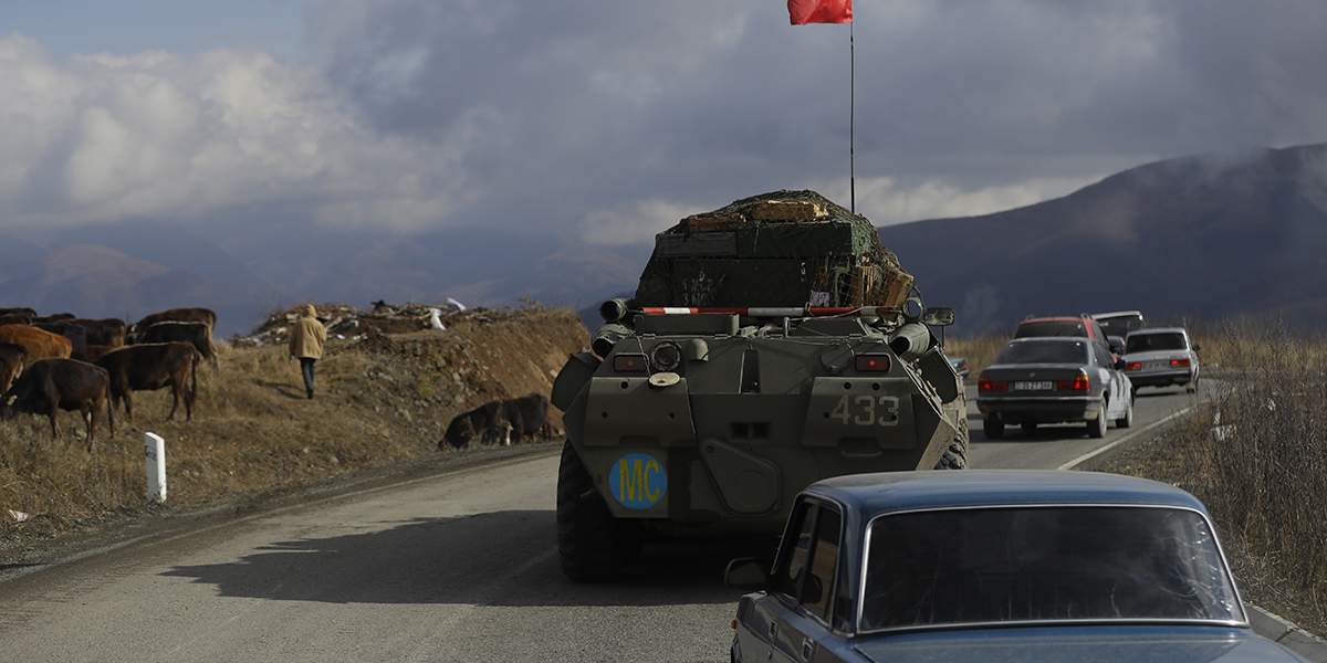 Ett ryskt militärfordon som hör till den fredsbevarande styrkan rullar längs med en väg i trakterna kring Nagorno-Karabach, i november 2020.