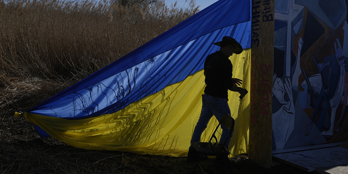 Den ukrainska flaggan sätts upp i sydöstra Polen, vid gränsen till det krigshärjade landet.