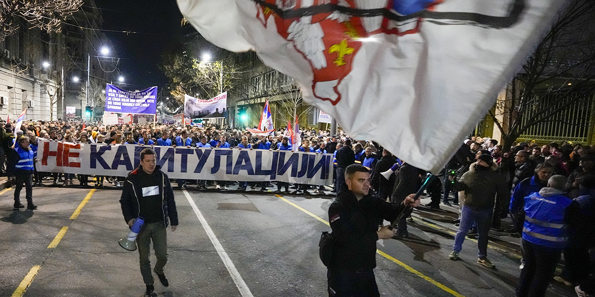 Protest mot de serbiska myndigheterna och den fransk-tyska planen för lösningen av Kosovo i Belgrad, Serbien, fredagen den 17 mars 2023.