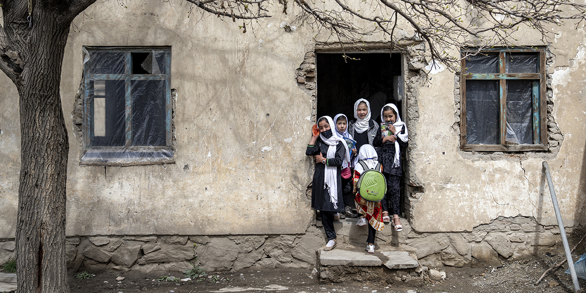 Afghanska skolflickor i skolan på den första dagen av det nya läsåret, i Kabul, lördagen den 25 mars 2023.