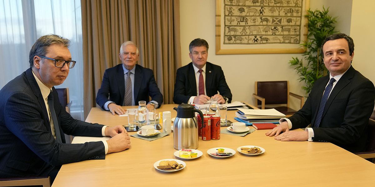 Serbiens president Aleksandar Vucic, vänster, och Kosovos premiärminister Albin Kurti, höger, träffar EU:s utrikespolitiska chef Josep Borrell, andra vänster, i Bryssel, måndagen den 27 februari 2023.