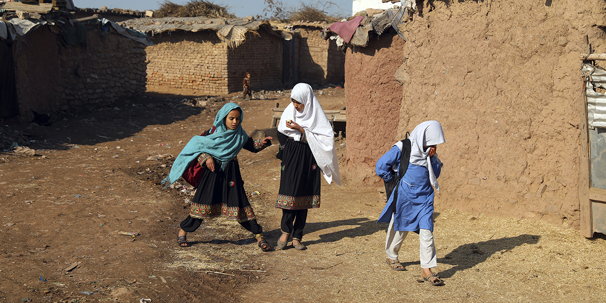 Afghanska flyktingbarn på hemväg från en provisorisk skola i utkanten av Islamabad, Pakistan, december 2021.
