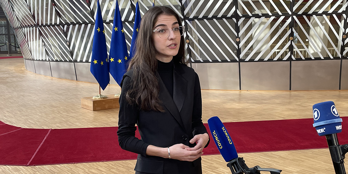 Klimat- och miljöminister Romina Pourmokhtari (L) på väg in till torsdagens EU-möte i Bryssel.