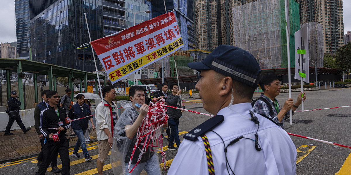 Polis följer en noggrant kontrollerad protest mot en sopstation i Tseung Kwan O i Hongkong.