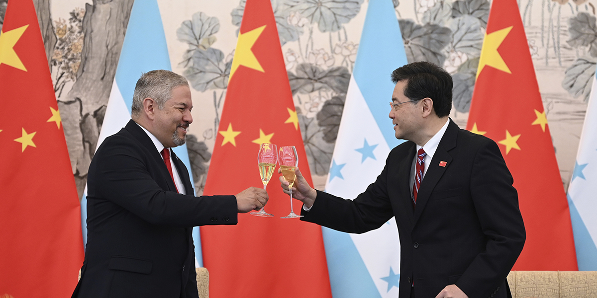 Honduras utrikesminister Eduardo Enrique Reina Garcia och Kinas utrikesminister Qin Gang skålar efter upprättandet av diplomatiska förbindelser mellan de två länderna, vid en ceremoni i Diaoyutai State Guesthouse i Peking söndagen den 26 mars 2023.