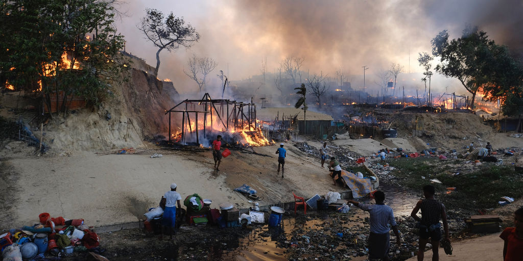 Rohingyer som har flytt från förföljelser i Myanmar försöker rädda tillhörigheter i flyktinglägret Cox's Bazar efter en brand på söndagen.