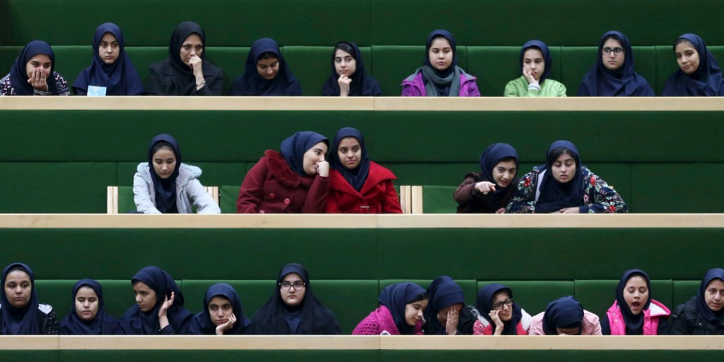 Föräldrar till döttrar som misstänks ha förgiftats i iranska skolor protesterade på lördagen utanför utbildningsministeriet i västra Teheran.
