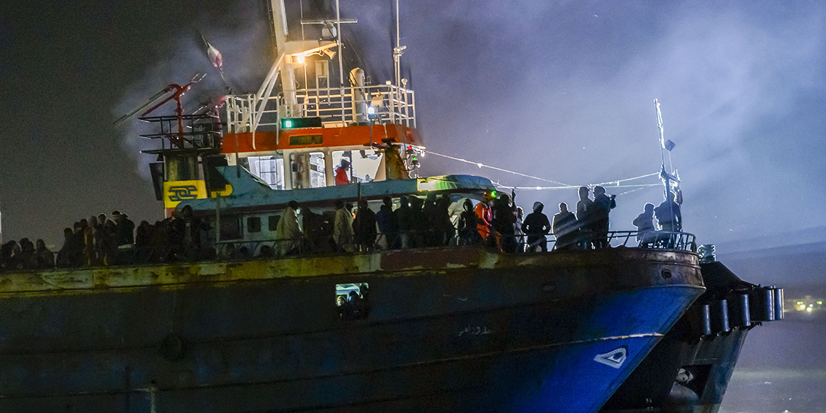 En fiskebåt med cirka 500 migranter anlöper den syditalienska hamnen Crotone, tidigt på lördagen den 11 mars 2023.