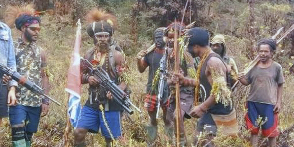 Några av de soldater från Västpapuas befrielserörelse OPM:s militära gren TPNPB som kidnappade den nyzeeländske piloten Philippe Mehrtens.