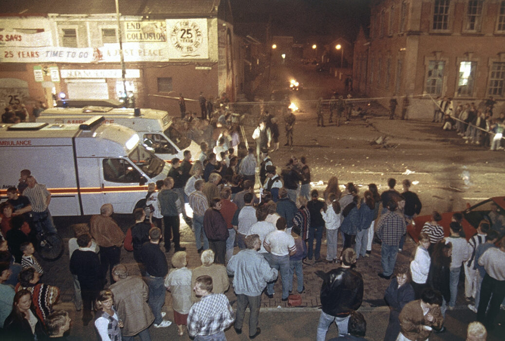 Falls Road, Belfast, Nordirland efter att en stor bilbomb exploderade utanför Sinn Feins högkvarter, den 4 september 1994