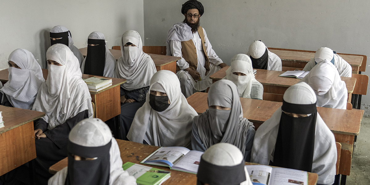 Afghanska flickor i en religiös skola i Kabul, Afghanistan, augusti 2022.