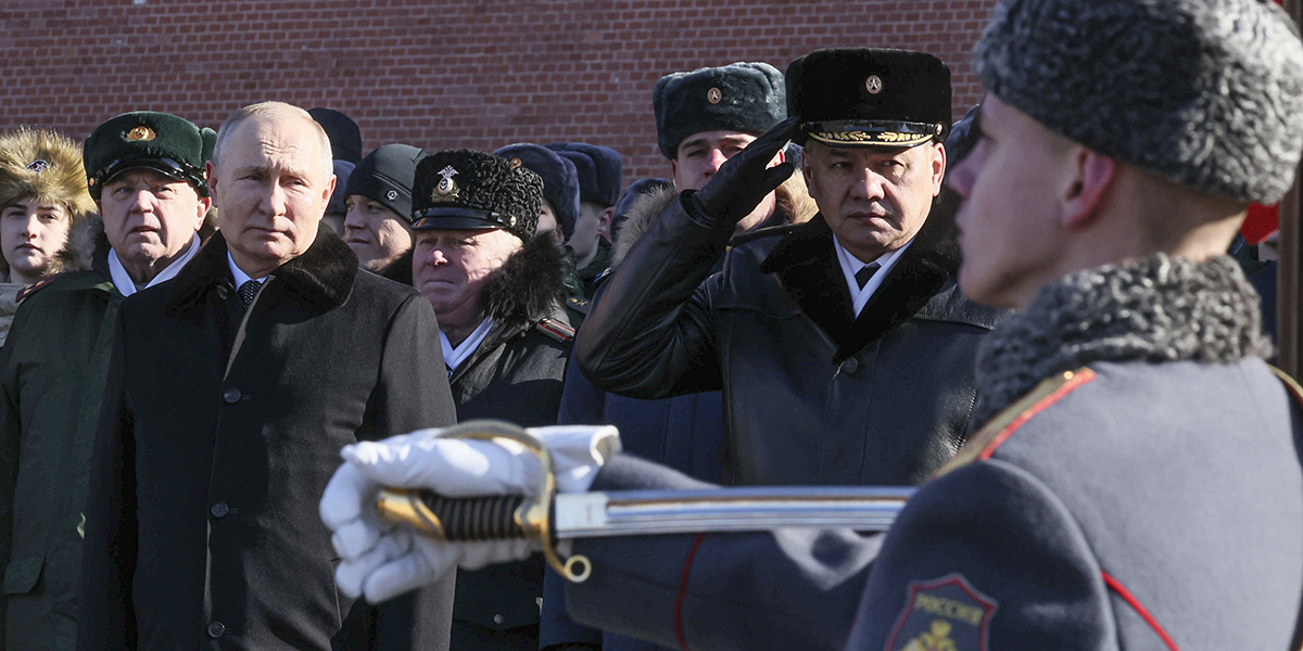 Rysslands president Vladimir Putin och försvarsminister Sergej Sjojgu på en ceremoni i Kreml i februari.